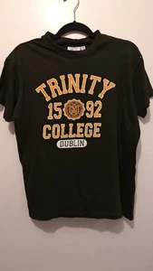 Trinity College Dublin 1592 Green & Yellow T Shirt Official Product Sz M Relaxed - Picture 1 of 3