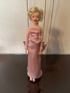 1997 Barbie Marilyn Monroe Gentlemen Perfer Blondes Mattel W/ Stand - Picture 1 of 19