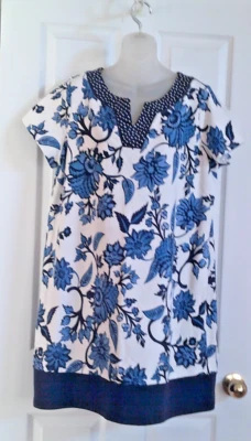 Vestido Susan Graver L Terry Francés Tejido Cuello en V Azul Floral Manga Corta Calce Cuadrado Foto 1 de 3