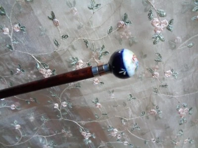 ~ 1900 - CANNE ANCIENNE SCÈNE GALANTE SUR POMMEAU BOULE EN PORCELAINE -  94,5 cm - Photo 1/4