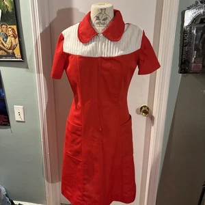 Vintage 60er Mod Kleid Dolchkragen Gr. XL Wappen Diner Retro Kellnerin Etuikleid USA - Bild 1 von 5