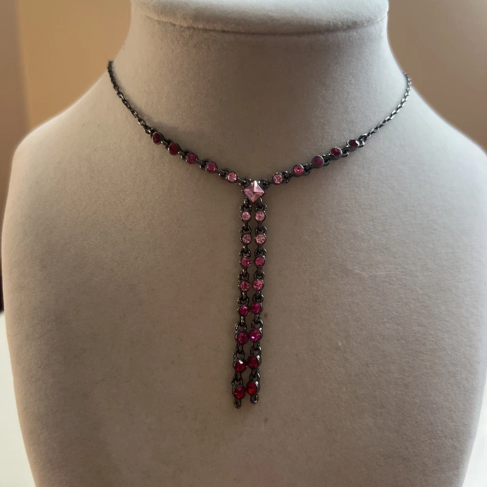 Collar Lariat Firmado Givenchy Gunmetal Rojo Rosa Estrás Frente Y Cuelga Foto 1 de 4