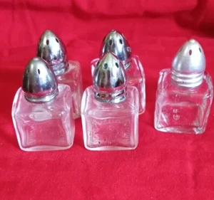 5 pequeños saleros y pimenteros cuadrados de vidrio, marcados en la parte inferior - Imagen 1 de 6