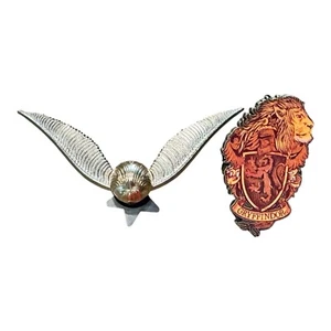 Harry Potter Golden Snitch bewegliche Flügel & Gryffindor Wappen Pin Set - Bild 1 von 7