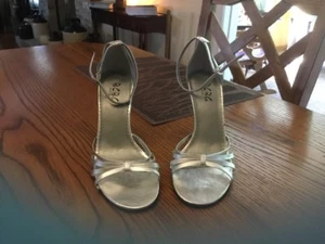 Silberfarbener 3-Zoll-Absatz von Paris Loran für Damen US 8,5 B von BCBG - Bild 1 von 5