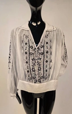 ANTIGUA BLUSA DE MUSELINA BLANCA BORDADA NEGRA DE 1920 CON RICAS FLORES Foto 1 de 3