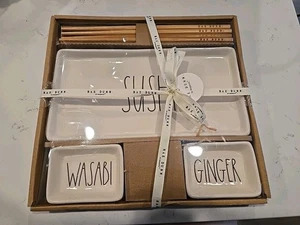 Rae Dunn Sushi Set Wasabi Zenzero Dip Ciotole Bianco Bacchette Vassoio Piatto Nuovo - Foto 1 di 4