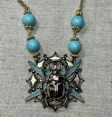 "Collar escarabajo - cuerpo tono dorado, alas verde azulado, cuentas de piedra, cadena de 20"", escarabajo" Foto 1 de 4