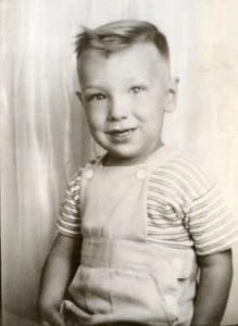 Foto de colección K815 "RICKIE" LINDA CAMISA A RAYAS BABERO GENERAL RETRATO DE NIÑO, mediados de siglo - Imagen 1 de 3