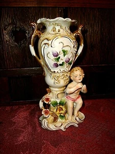 Jarrón victoriano vintage CAPODIMONTE Putti 8" marca N - Imagen 1 de 9