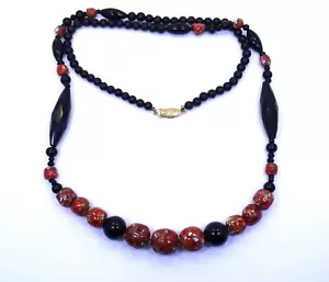 Collar vintage dorado escamas rojas de cerámica y cuentas graduadas de ónix negro facetado de 34 - Imagen 1 de 7