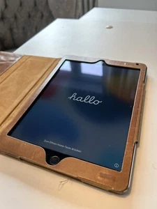 Apple iPad Air 2 32GB Silber Tablet mit Lederhülle 9,7 Zoll - Bild 1 von 11