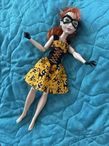 DC Super Hero Mädchen Fledermaus Mädchen 12" Puppe mit schwarzer Katze Halloween Kleid F9 - Bild 1 von 13