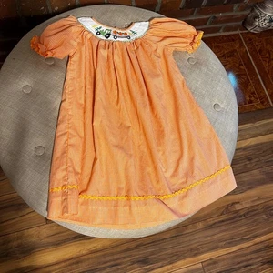 Mom&Me orangefarbenes kurzärmliges besticktes Kleid mit Gingham-Muster Traktor Kürbisse 18 Monate - Bild 1 von 10