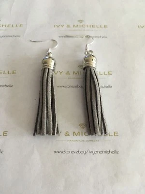 Pendientes de gamuza con borla gris Foto 1 de 2