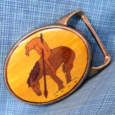 Hebilla de cinturón Von West End Of The Trail incrustación artística de arte de madera de colección años 80 .QRT788 Foto 1 de 4