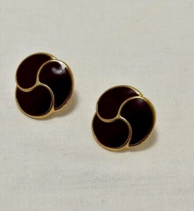 Pendientes clásicos de nudo con clip en tono dorado esmalte marrón Napier - Imagen 1 de 5
