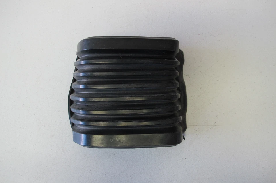 Porsche 911 74-89 Bumper Accordion 1 Pin Missing - Image 1 of 4