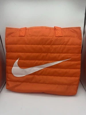 Bolso de Mano Nike (2024) en Naranja, Swoosh Grande, Estilo Puffer Foto 1 de 4