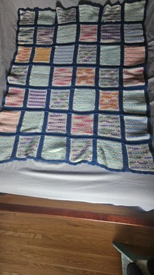 Manta de ganchillo hecha a mano afgana de lana vintage cuadrada de mediados de siglo de Granny Foto 1 de 4