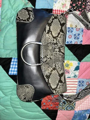 Сумка наплечная New York & Company искусственная змеиная кожа смесь серебристый акцент H6x12x.5"" - Изображение 1 из 4