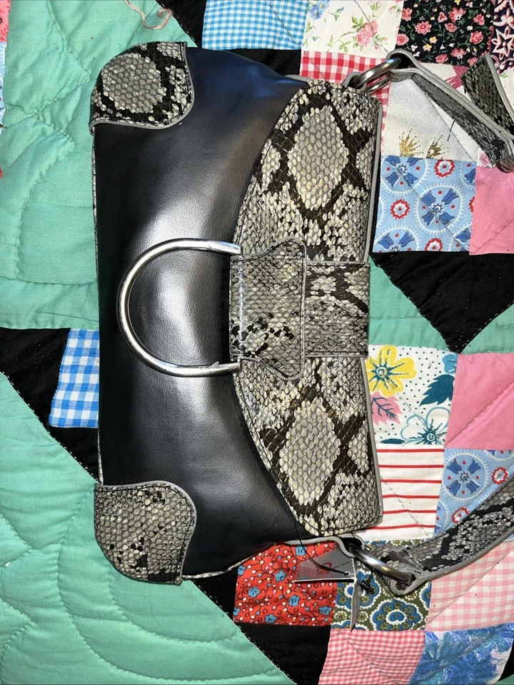 "Bolso de hombro New York & Company imitación cuero serpiente mezcla acento plateado H6x12x,5""" Foto 1 de 4
