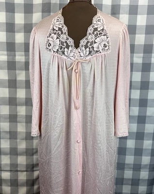 复古 J.C. Penney 中号纽扣睡衣长粉色蕾丝服装礼服 *污渍 — 第 1/4 张图片