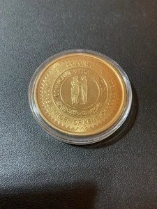 2002 HONORABLE ORDER OF KENTUCKY COLONELS GOLD TONE COIN-KENTUCKY DERBY 2002 - Picture 1 of 2