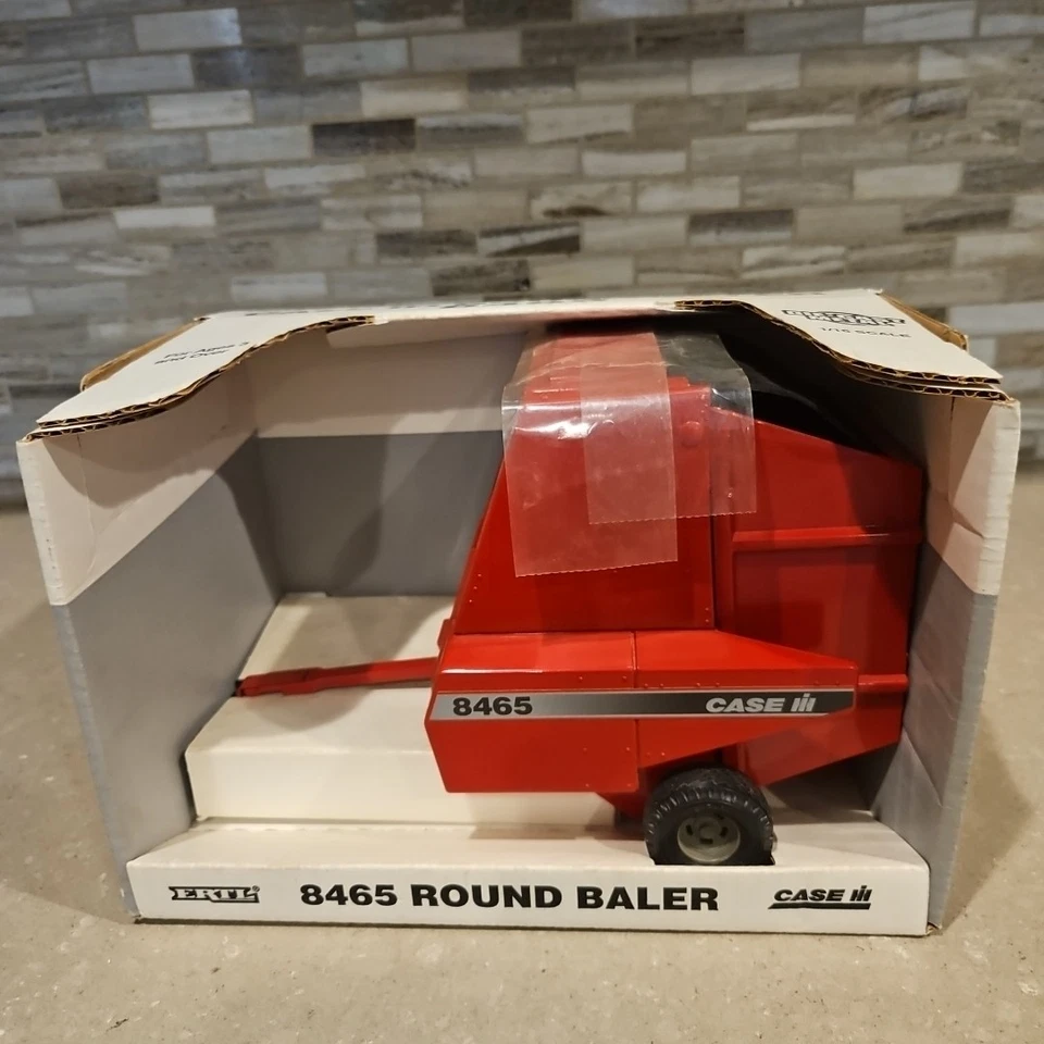 1995 VINTAGE Case IH Round Baler No. 8465 Ertl Part 2811 1/16th NEW IN ORIG BOX - Image 1 of 4