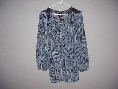 Blusa blanca lirio para mujer talla S multicolor con botones estampado de cebra dobladillo alto-bajo  Foto 1 de 4