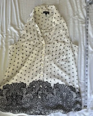 Camisa Express Marfil Sin Mangas Medallón Estampado Flores Talla Mediana Foto 1 de 3