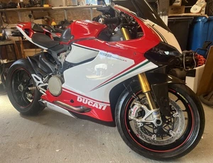 DUCATI 1199 PANIGALE S TRICOLORE SCHEME AMAZING BIKE - Picture 1 of 23