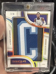 2022-23 Immaculate Dennis Schröder Nameplate Nobility Game Used Letter Patch /8 - Bild 1 von 2