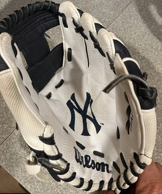 Wilson  MLB New York NY Yankees Youth Baseball Glove/ Mitt  - Image 1 of 3