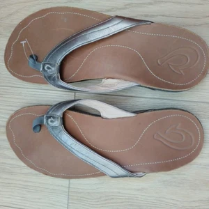 Olukai Womens KUMU Women's size 10 Flip Flop Thong Silver Leather Sandals - Picture 1 of 6