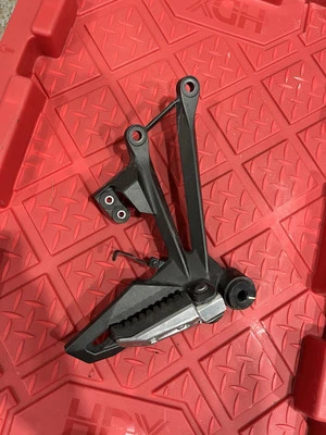 2014-2023 Kawasaki Ninja 1000 ZX1000 Rear Right Foot Passenger Peg Bracket  Foto 1 de 4