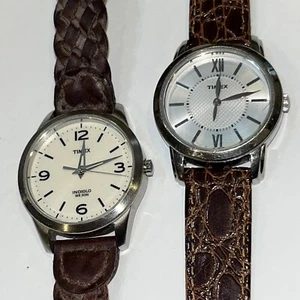 Relojes clásicos de cuarzo Timex de 2 unidades caja de 32 mm tono plateado correa de cuero marrón funciona - Imagen 1 de 9