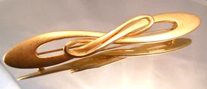 PIN ABSTRACTO LAZO DE DESPLAZAMIENTO ACABADO MATE TONO DORADO PERLA ERWIN DE COLECCIÓN - Imagen 1 de 4