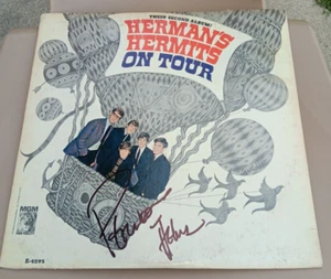 PETER NOONE HERMANS HERMITS SIGNED AUTOGRAPHED 1965 ON TOUR VINYL ALBUM COA - Picture 1 of 2