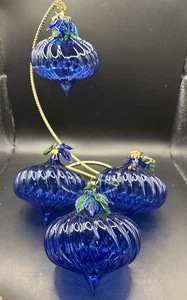 Lote de 4 adornos navideños vintage de vidrio azul con hojas de vidrio hechos en Alemania - Imagen 1 de 6