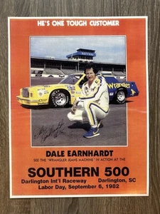 Póster 17x13 Busch Southern 500 Dale Earnhardt SR 1982 “Here Comes The Wrangler” - Imagen 1 de 4