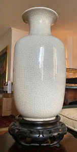 Antike chinesische Deko Vase mit Crackle Glasur und geschnitztem Holzständer - Bild 1 von 12