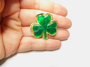 Broche vintage de trébol de plástico verde de aluminio día de San Patricio - Imagen 1 de 4
