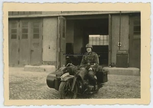 Orig. Foto Zündapp Kradmelder in Kaserne Kf.Ers.Abt.15 RUDOLSTADT Motorrad 1940 - Bild 1 von 1