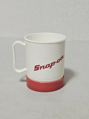 Taza de café de viaje de plástico a presión... hay una diferencia con bandeja para tablero, sin tapa Foto 1 de 4