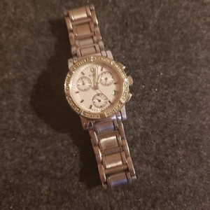Bulova 96r19 Damenkleid Chronograph silber Zifferblatt Diamant Nieten Lünette Uhr - Bild 1 von 4