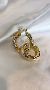 Pendientes gruesos de aro remolino Adina Eden de 1,2 pulgadas en oro 14k vermeil - Imagen 1 de 4