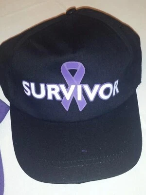 Boné de beisebol roxo fita consciência do câncer com ditado ~ Survivor - Imagem 1 de 2