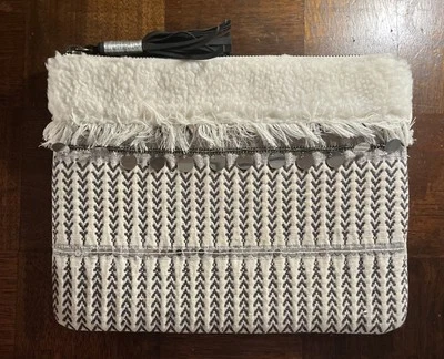 Bolsa de mão Mossimo Supply Co boêmia preta e branca com lantejoulas usada  - Imagem 1 de 4