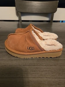 NUEVAS ZAPATILLAS DESLIZANTES NIÑOS UGG® KEEGAN CASTAÑO PIEL DE OVEJA TALLA 11 - Imagen 1 de 5